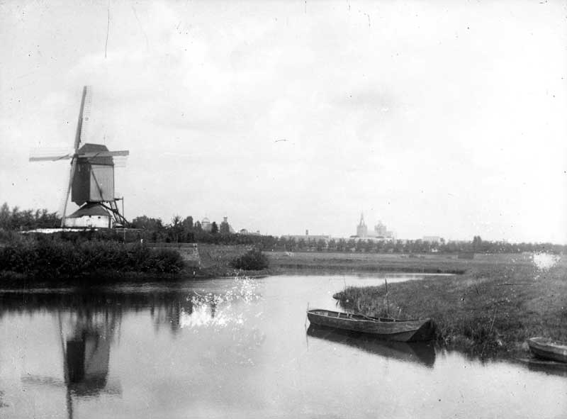 De Standerdmolen nabij de Vughterpoort, c. 1900 (foto: Adolf van Engelen. Bron: Erfgoed 's-Hertogenbosch fotonummer 0072639)