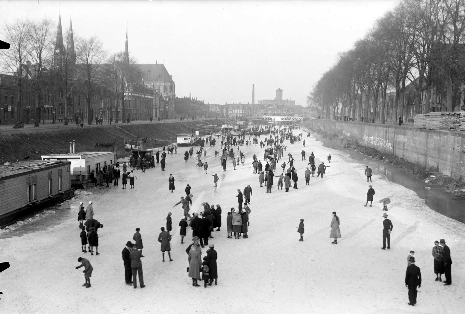 Schaatsen op de Dommel, 1933 (Foto: Fotopersbureau Het Zuiden. Bron: Erfgoed 's-Hertogenbosch, fotonr. 0023150, CC0)