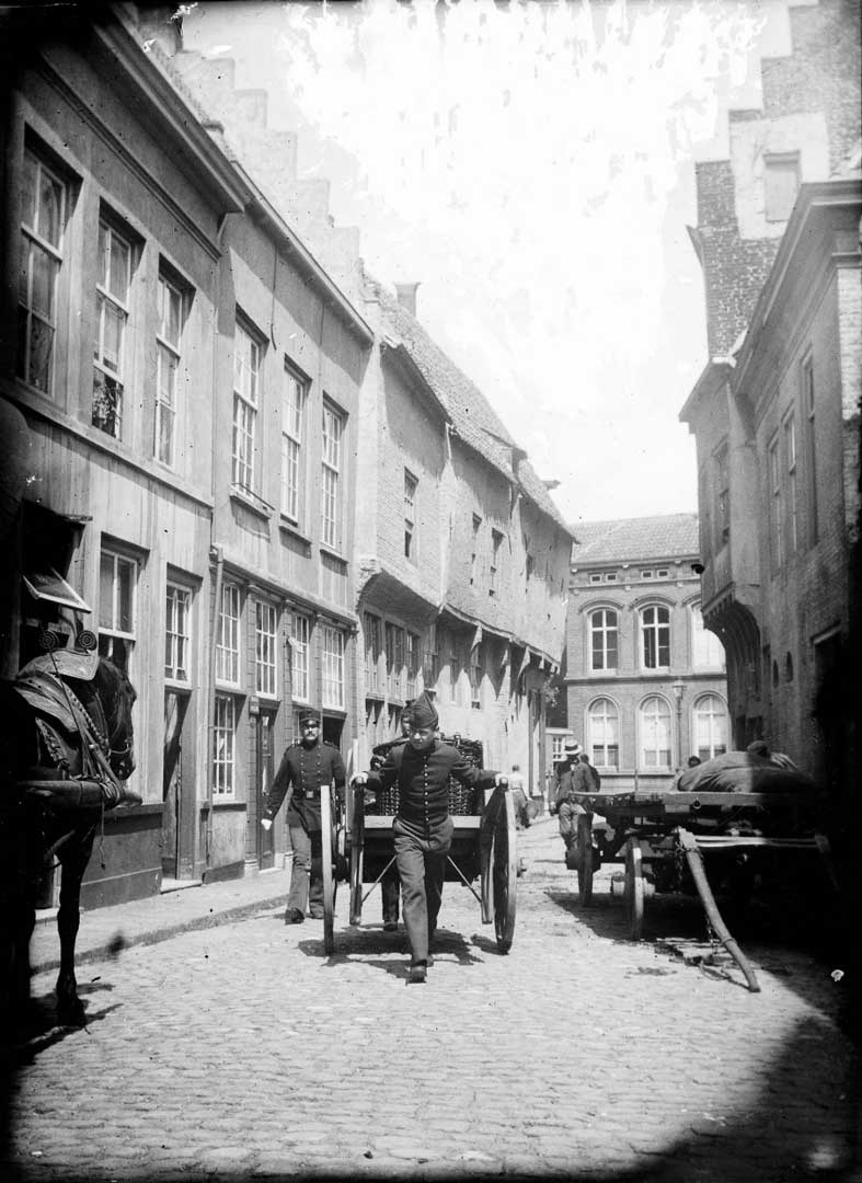 Militairen met een handkar in de Sint-Janstraat, c. 1900 (foto: Adolf van Engelen. Bron: Erfgoed 's-Hertogenbosch, fotonr. 0072619. CC0)