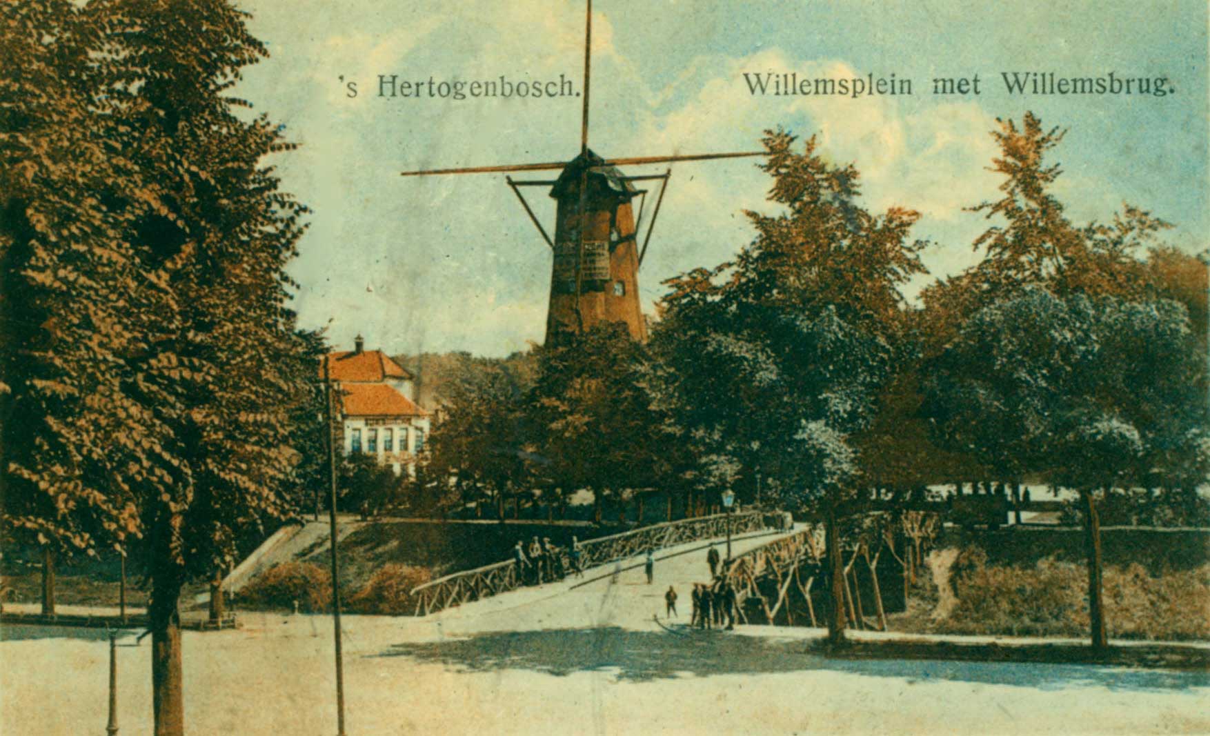 Gezicht op de knuppeltjesbrug (Willemsbrug) met daarachter de molen van Van Esch. Links gedeelte van de rijtuigfabriek C.A. Teulings, Molenberg hoek Vughterdijk, c. 1900 (Bron: Erfgoed 's-Hertogenbosch, nr. 0003700. Publiek domein)