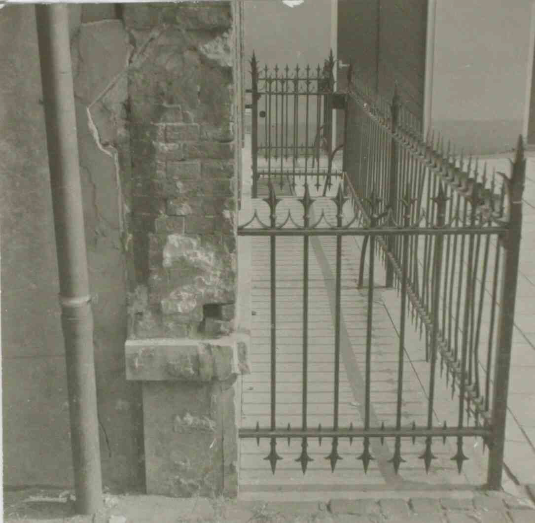 Stoep met hek voor de pastorie van de pastorie van de Sint-Pieterskerk, Achter de Tolbrug 11, c. 1965 (foto: J.A.M. Roelands. Bron: Erfgoed 's-Hertogenbosch, nr. 0045789. CC0)