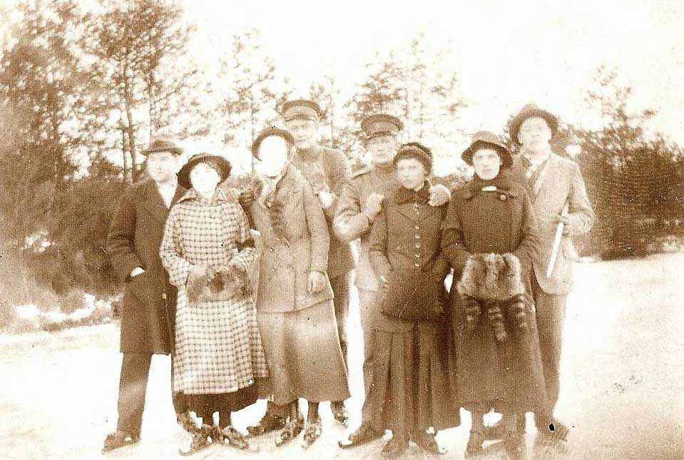 Vier dames en vier heren op schaatsen op het ijs van de dichtgevroren Bossche Broek. Twee van de vier heren zijn militair. Ca. 1917 (BHIC, fotonr. DCVUG-000024)