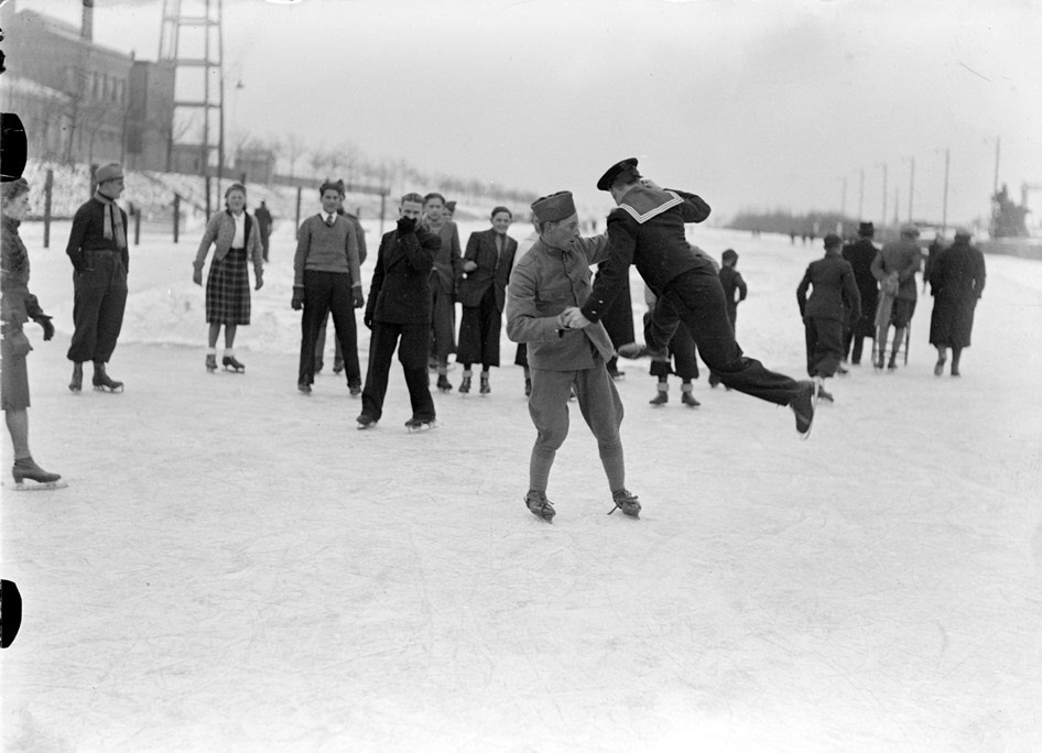 Wedstrijd kunst- en schoonschaatsen door een militair en een zeeman, februari 1940 (foto: Fotopersbureau Het Zuiden. Erfgoed 's-Hertogenbosch, fotonr. 0023167)