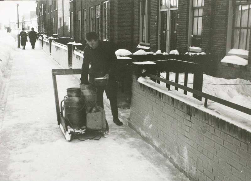 Ook in 1942 werd in Den Bosch melk met de slee bezorgd (foto: Fotopersbureau Het Zuiden. Erfgoed 's-Hertogenbosch, fotonr. 0048023)