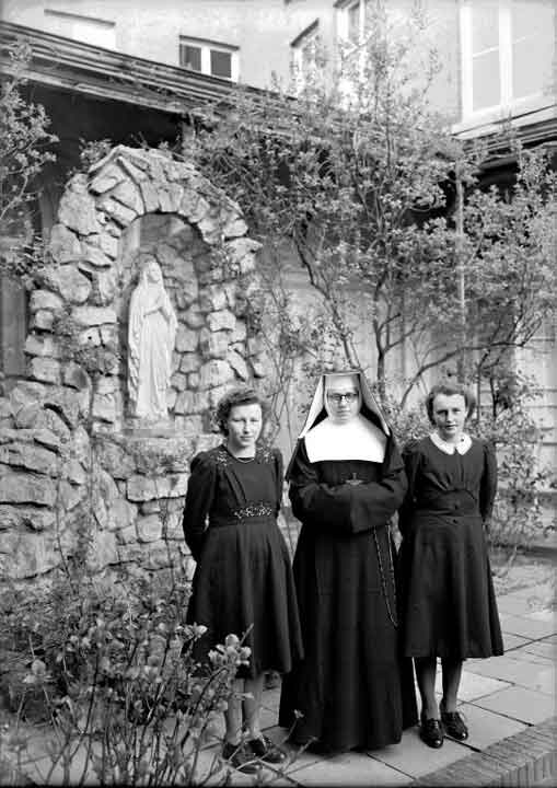 Fam. Westerlaken bij de Lourdesgrot in de tuin van Reinier van Arkel, 1948 (foto: Fotopersbureau Het Zuiden. Bron: Erfgoed 's-Hertogenbosch, fotonr. 0016567)