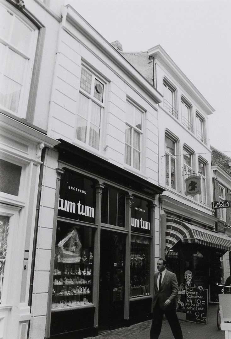 Het snoepwinkeltje in de Ridderstraat, 1990 (foto: Wies van Leeuwen / Provincie Noord-Brabant. Bron: BHIC, fotonr. PNB001033780) 