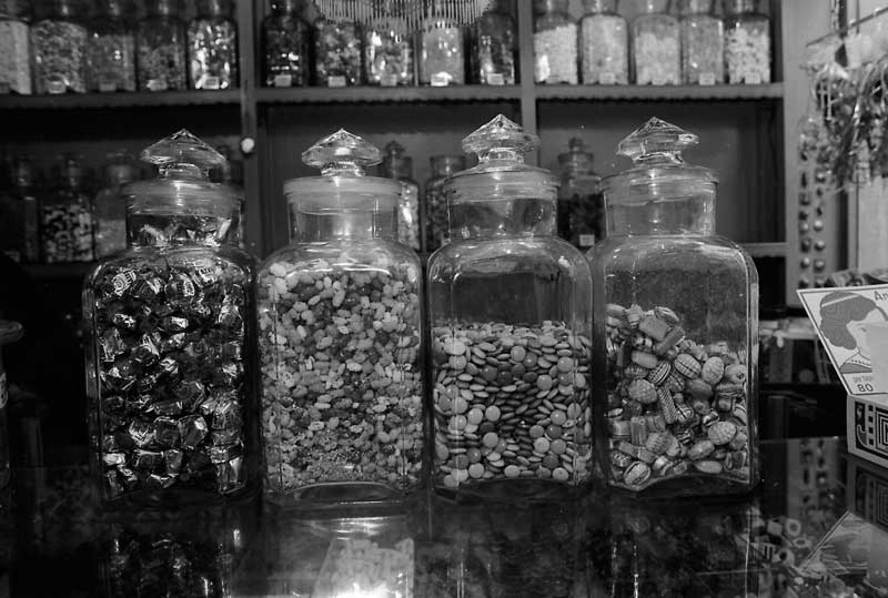Etalage van snoepwinkel Tum Tum, 1988 (foto: Felix Janssens. Bron: Erfgoed 's-Hertogenbosch, fotonr. 0073498. CCO)