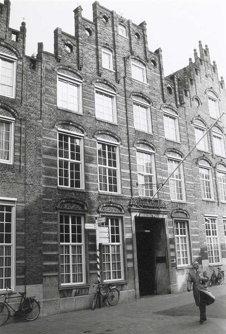 Van Lanschotbank aan de Hooge Steenweg (foto: Wies van Leeuwen/Provincie Noord-Brabant, 1990. BHIC fotonummer PNB001031545