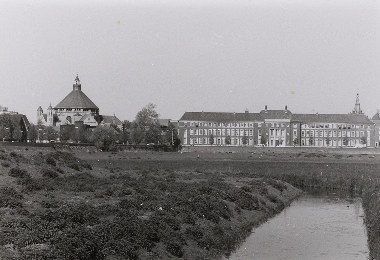 Het voormalige Paleis van Justitie in Den Bosch in 1990 (Foto: Wies van Leeuwen / provincie Noord-Brabant. BHIC, fotonummer PNB001034061)