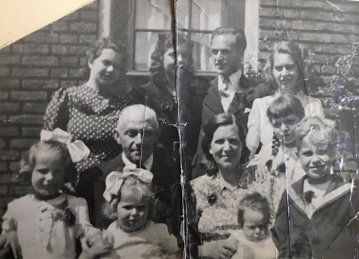 Het gezin van Piet van Nistelrooij en Dora de Laat op de feestelijke eerste Pinksterdag 13 juni 1943: de verloving van oudste zoon Piet en Ria Vogels (middenachter). Bron: collectie Annie van Gerwen