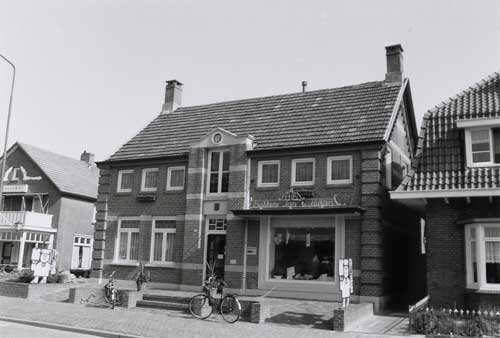 PNB001013986 - Gemeentehuis. Gebouwd in 1903. Architect: L. Goijaerts. Verbouwing ca. 1950.