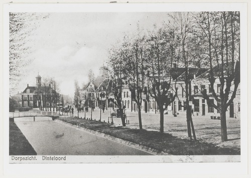 Dinteloord, Westvoorstraat - Dinteloord; links op de achtergrond het gemeentehuis (WBA, Foto Archief Bergen op Zoom, BOZ001035491)