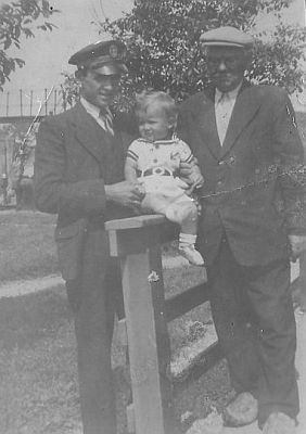 Gerard Kannekens met zijn zoon Wim en zijn schoonvader Jan van Dorst, 1942