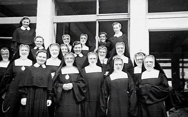 Zuster Ignatie met het noviciaat, 1953. Bron: KDC, fotonr. AFBK-1a20698.