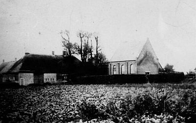 Kerkje van Doeveren, met links de boerderij van Boll. Foto Collectie SALHA, nr WAA10491
