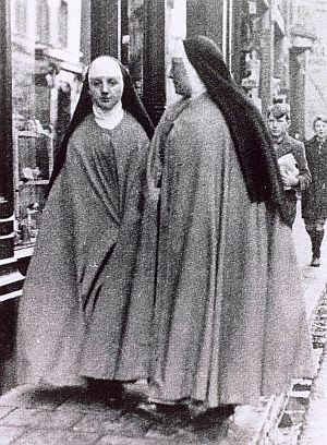 Twee zusters Dominicanessen in de Tilburgse Heuvelstraat, 1938. Bron: Regionaal Archief Tilburg, fotonr. 021765