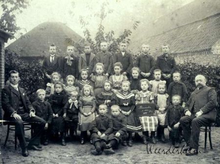 Martinusschool, 1907. Na het schandaal met schoolhoofd vd Eijnden, keren de leerlingen terug in 1902 onder schoolhoofd Van Lieshout, rechts (bron: HKK Weerderheem)