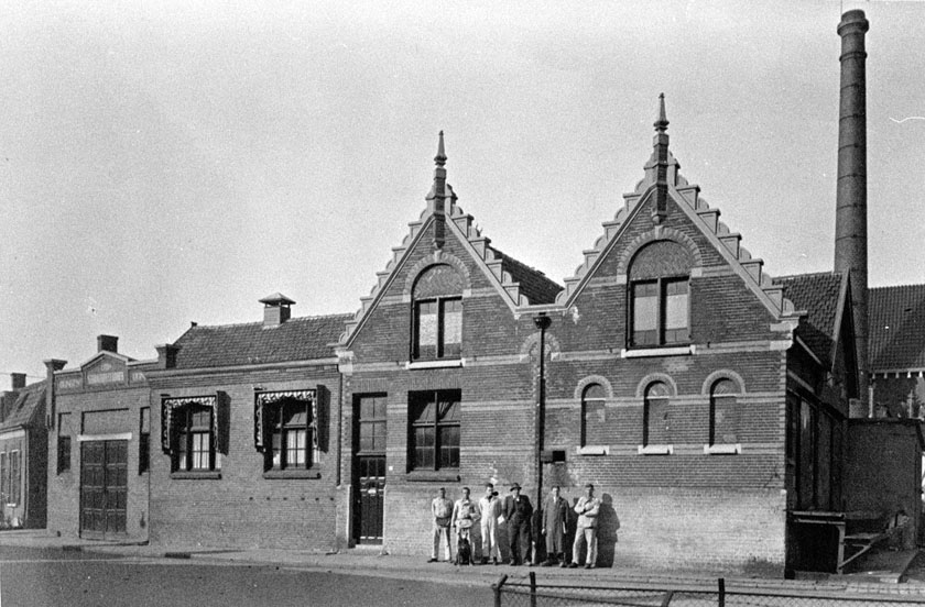 Personeel “oude” melkfabriek. Tinus van Dongen staat tweede van rechts (bron: oudefotosvanDongen.nl)