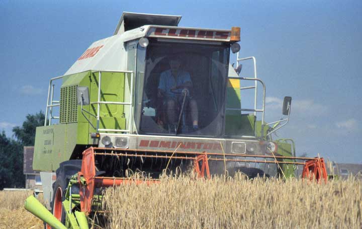 Combine harvester, 1995 (Foto: © Ton Cruijsen. Coll. BHIC fotonr. 1903-000738)