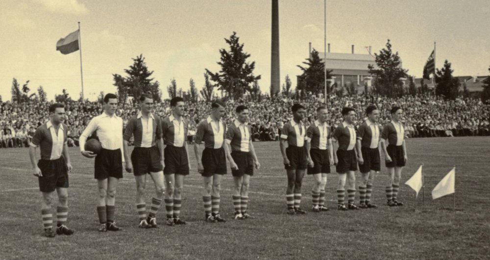 Het kampioenselftal van DOSKO in 1954 voor aanvang van de wedstrijd tegen Baronie, Foto: Stadsarchief Breda nr 19901621