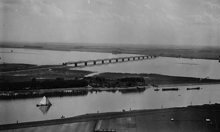 Moerdijk-spoorbrug nog voor de aanleg van de brug van het autoverkeer (Foto: Foto Technische Dienst Luchtvaartafdeeling. Bron: Nederlands Instituut voor Militaire Historie)