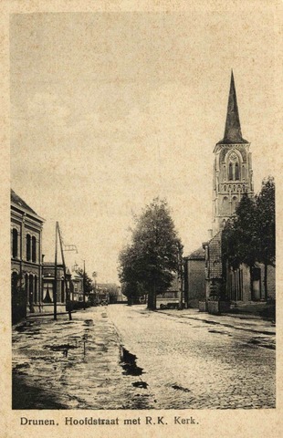 Drunen Hoofdstraat met R.K. kerk. Links herenhuis voor schoenfabriek Durea (DRN00032, salha)