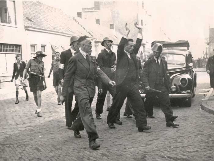Leden van de Partizanen Actie Nederland brengen een NSB-er op (Foto: Ben Postema. Bron: collectie Regionaal Historisch Centrum Eindhoven, fotonummer 64757)