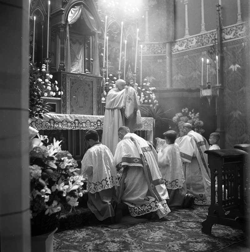 Het tonen van de hostie in de monstrans tijdens het 60-jarig priesterfeest van pastoor Kluytmans in Liempde, 1959 (foto: Fotopersbureau Het Zuiden. Bron: BHIC, fotonummer 1902-001146)