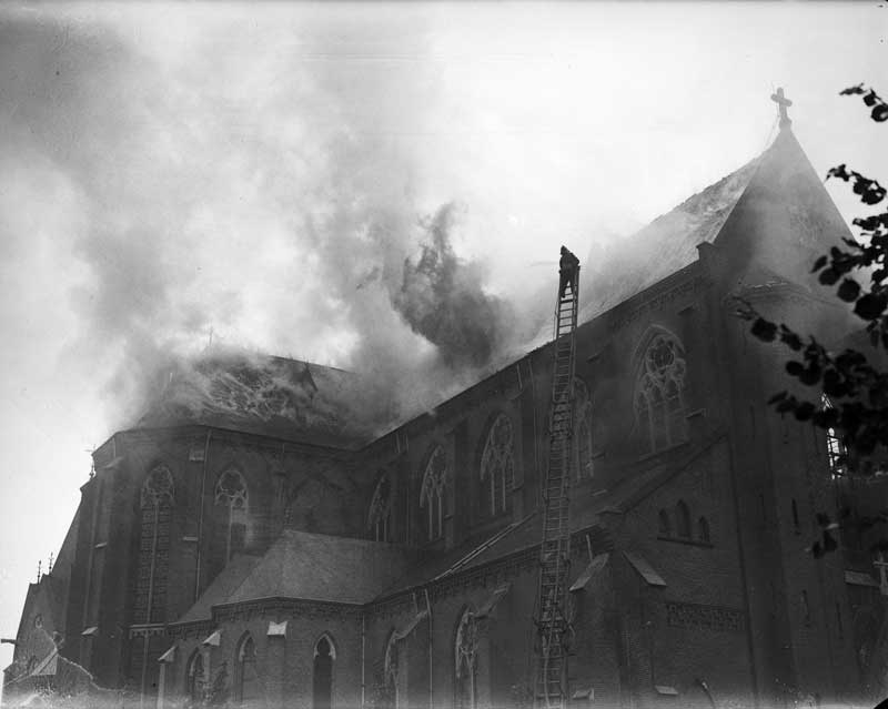 Brand in de St. Trudokerk, 1936 (bron: Rijksdienst Cultureel Erfgoed, fotonummer SP-0130)