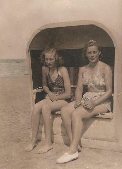 In bikini aan het strand, 1947
