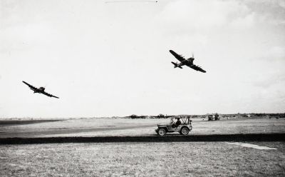 Twee Typhoons van de 124 Wing stijgen op vanaf Eindhoven, januari 1945  (bron: Ministerie van Defensie)
