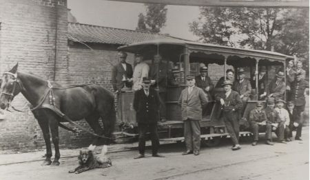 Personeel in de tram van de Meijerij, ca. 1915 (bron: RHCe)