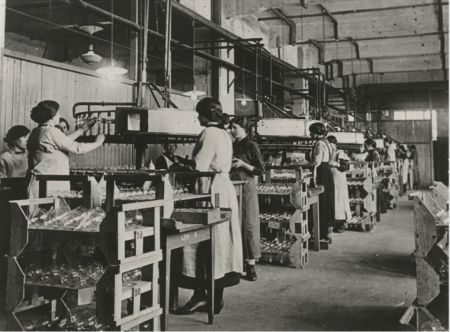 Het vrouwelijk personeel in de gloeilampenfabriek van Philips (©Philips Company Archives, bron: RHCe)