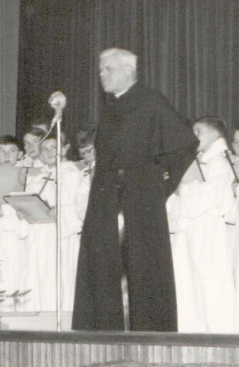 Pater Leopold Verhagen met achter hem zangertjes van het H. Hartkoor (Bron: Beeldcollectie Jansen de Wit. BHIC, fotonummer 1906-000735)