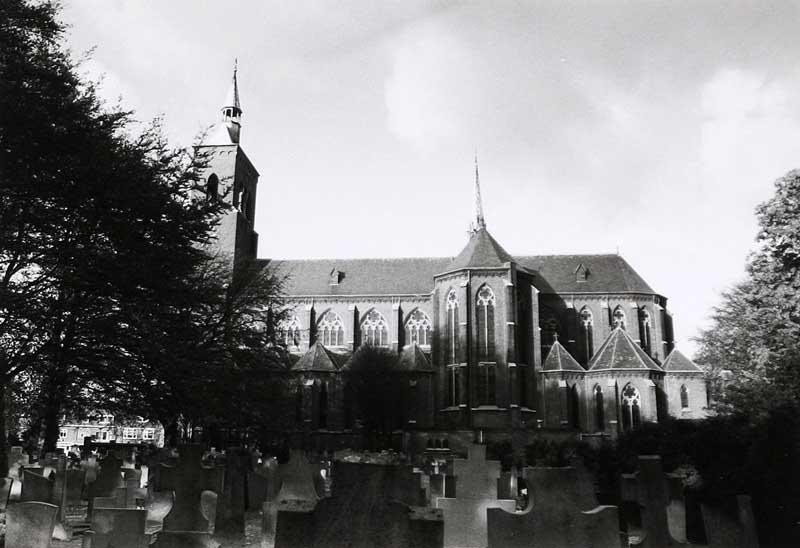 De Sint-Trudokerk in Eindhoven Strijp, gezien vanaf het kerkhof (foto: Wies van Leeuwen / Provincie Noord-Brabant, 1989. Bron: BHIC, fotonummer PNB001018809)