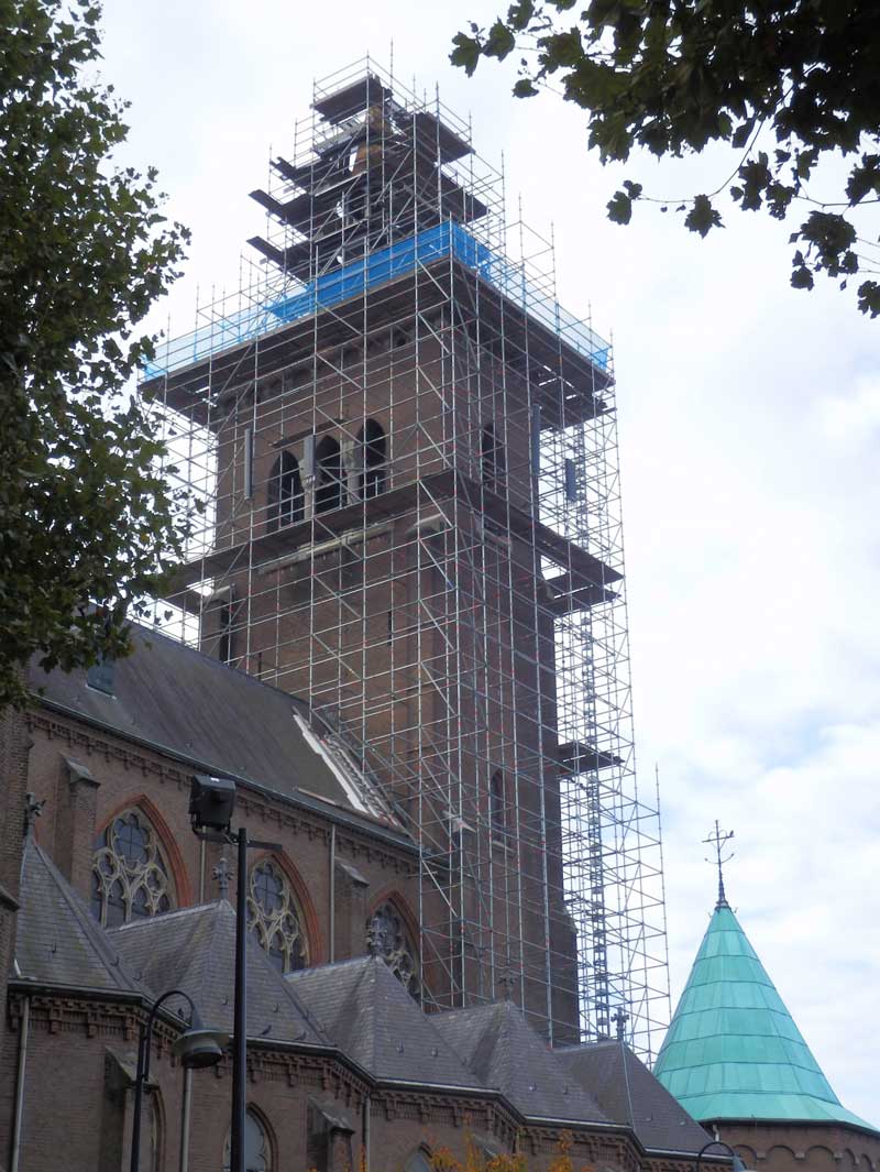De toren van de Sint-Trudokerk in de steigers (foto: Gerard Strijards)