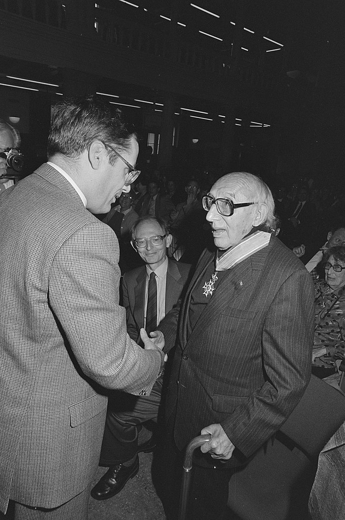 Norbert Elias onderscheiden door minister Deetman, 1987 (foto: Rob Bogaerts / Anefo. Nationaal Archief 934-0169; publiek domein)