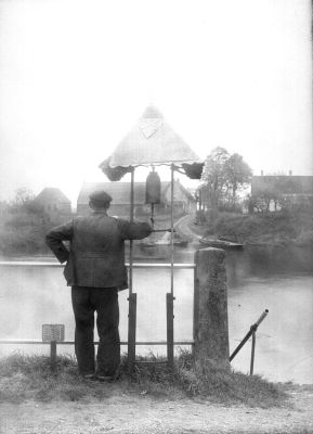 Het veer over de Dieze, met aan de overkant Empel. Links de boerderij van veerman Somers, 1937 (Foto: Het Zuiden, bron: Collectie Gemeente ’s-Hertogenbosch, afdeling Erfgoed)