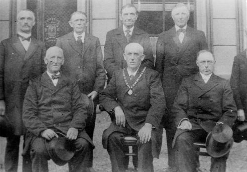 Gemeenteraad van Empel. V.l.n.r. voorste rij: Jan van den Dungen, burgemeester A. Godschalx en Adr. de Bekker, 1919 (Collectie Gemeente ’s-Hertogenbosch, afdeling Erfgoed)