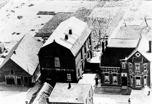 In het midden de sigarenfabriek van Fridus van Bekker, ca. 1900-1910 (Collectie Gemeente ’s-Hertogenbosch, afdeling Erfgoed)
