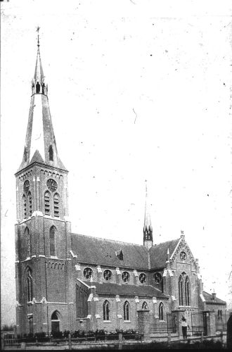 De kerk, gebouwd in 1903. Opgeblazen door de Duitsers in 1944. (Collectie Gemeente ’s-Hertogenbosch, afdeling Erfgoed)