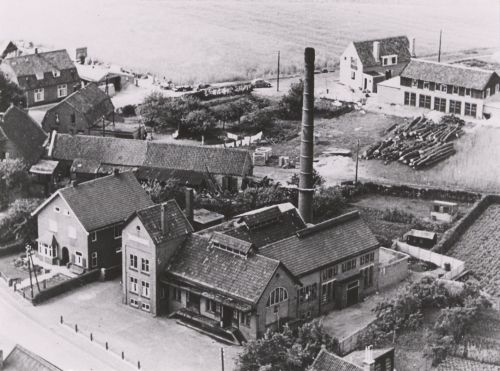 De oude St. Jozef Stoomzuivelfabriek, op de kruising aan de Molentiend. Gebouwd in 1916, opgeheven in 1955