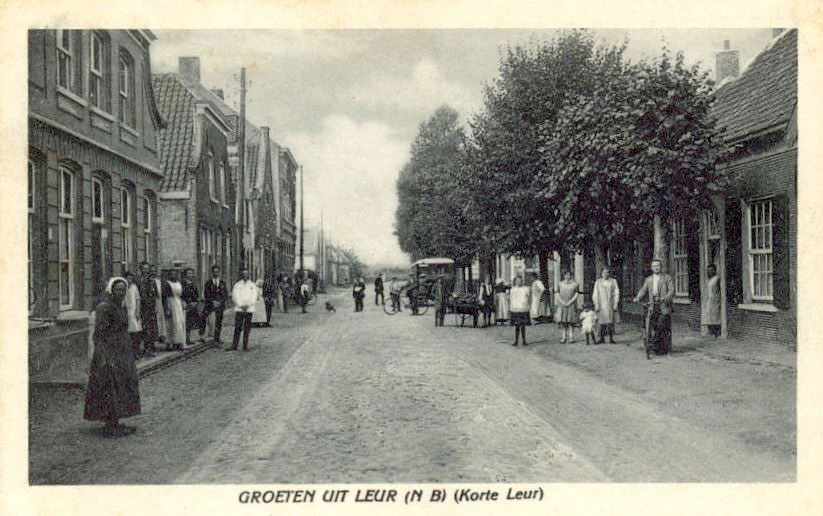 Korte Brugstraat begin 1900 bij de Eikstraat (links)