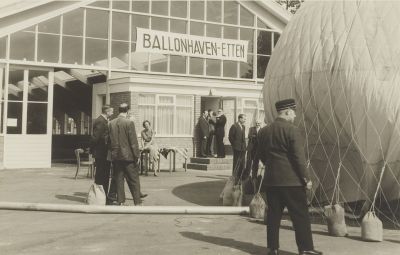 Ter herdenking van de 50e verjaardag van de eerste vlucht van een motorvliegtuig in Nederland werd in Etten-Leur een ballonrace gehouden. De ballon wordt gevuld met mijngas (foto: L. Hillemans, 1959. Bron: Collectie Regionaal Archief West-Brabant)