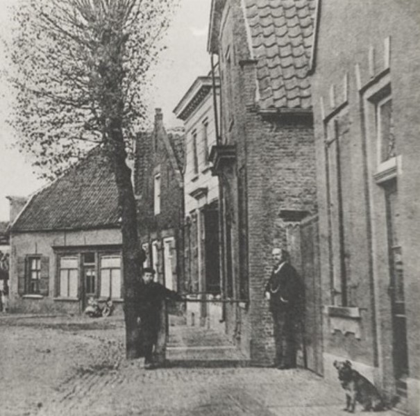 De kostganger Gerardus Vierhout voor de winkel van Kee Martens. (detail ansichtkaart ca. 1915)