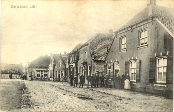 Het begin van de Bisschopsmolenstraat met rechts de winkel/woning van Kee Martens (ansichtkaart, uitg. C. Martens)