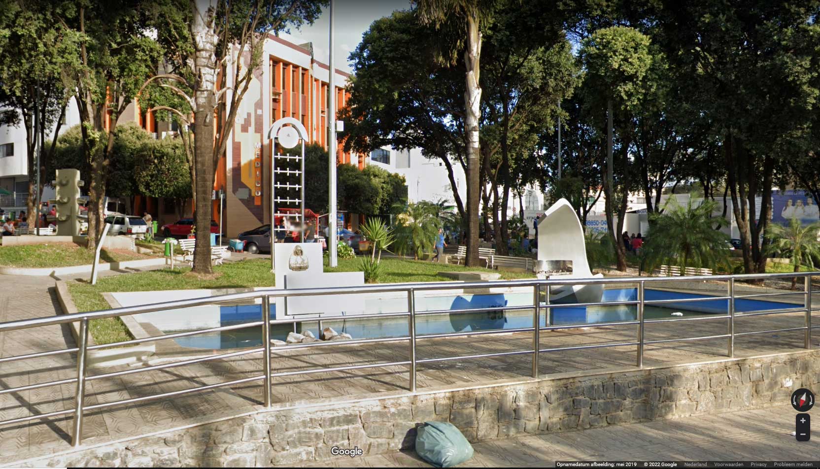 Monument voor Irmã Beata aan het Praça Honorato Alvesin in Montes Claros, Brazilië (foto:  © Google Streetview)
