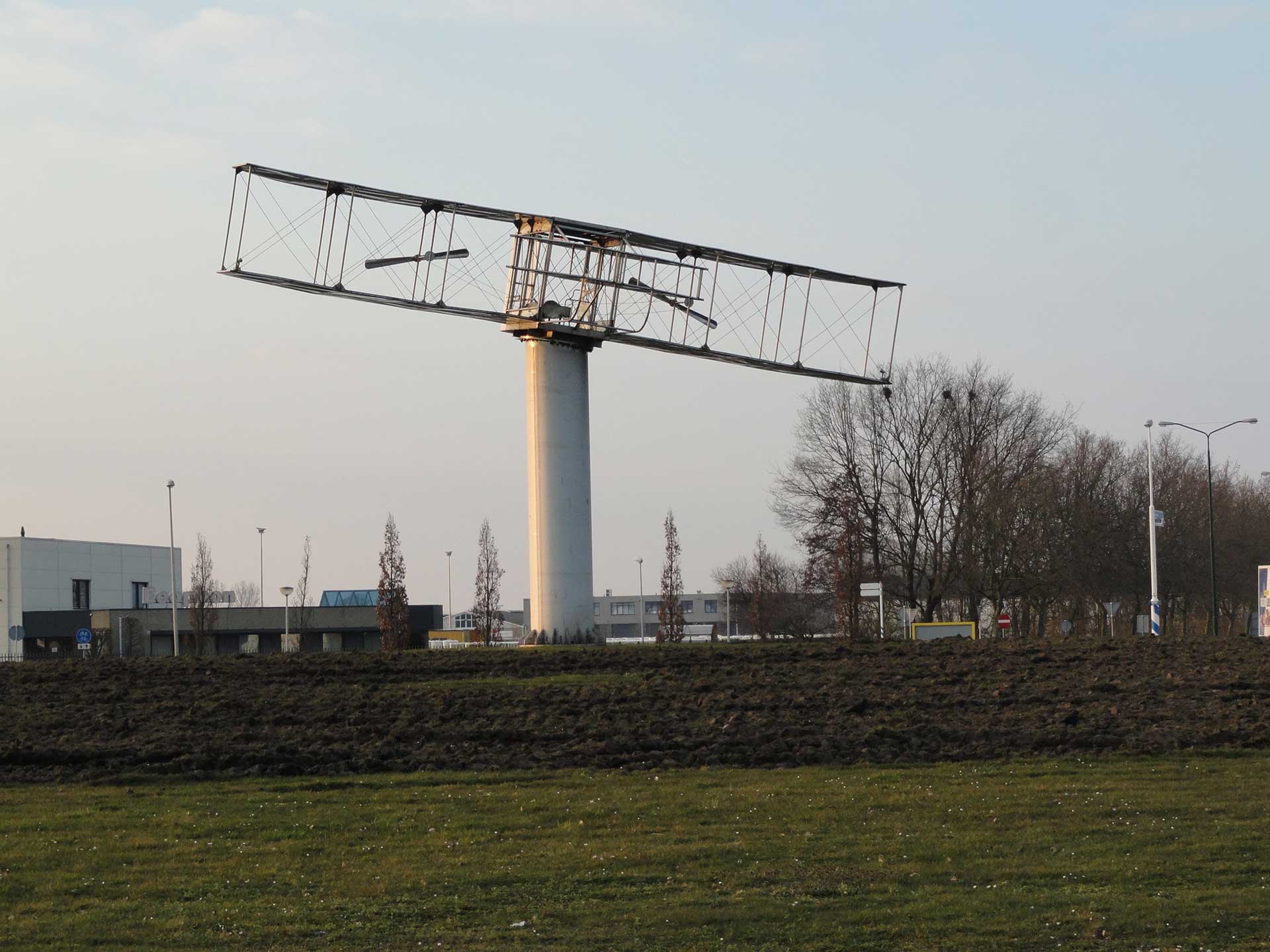 In Etten-Leur is op de rotonde van de N640 en de Roosendaalseweg dit monument ter herdenking aan de eerste vlucht in Nederland geplaatst (foto: BHIC / Frans van de Pol, 2015)