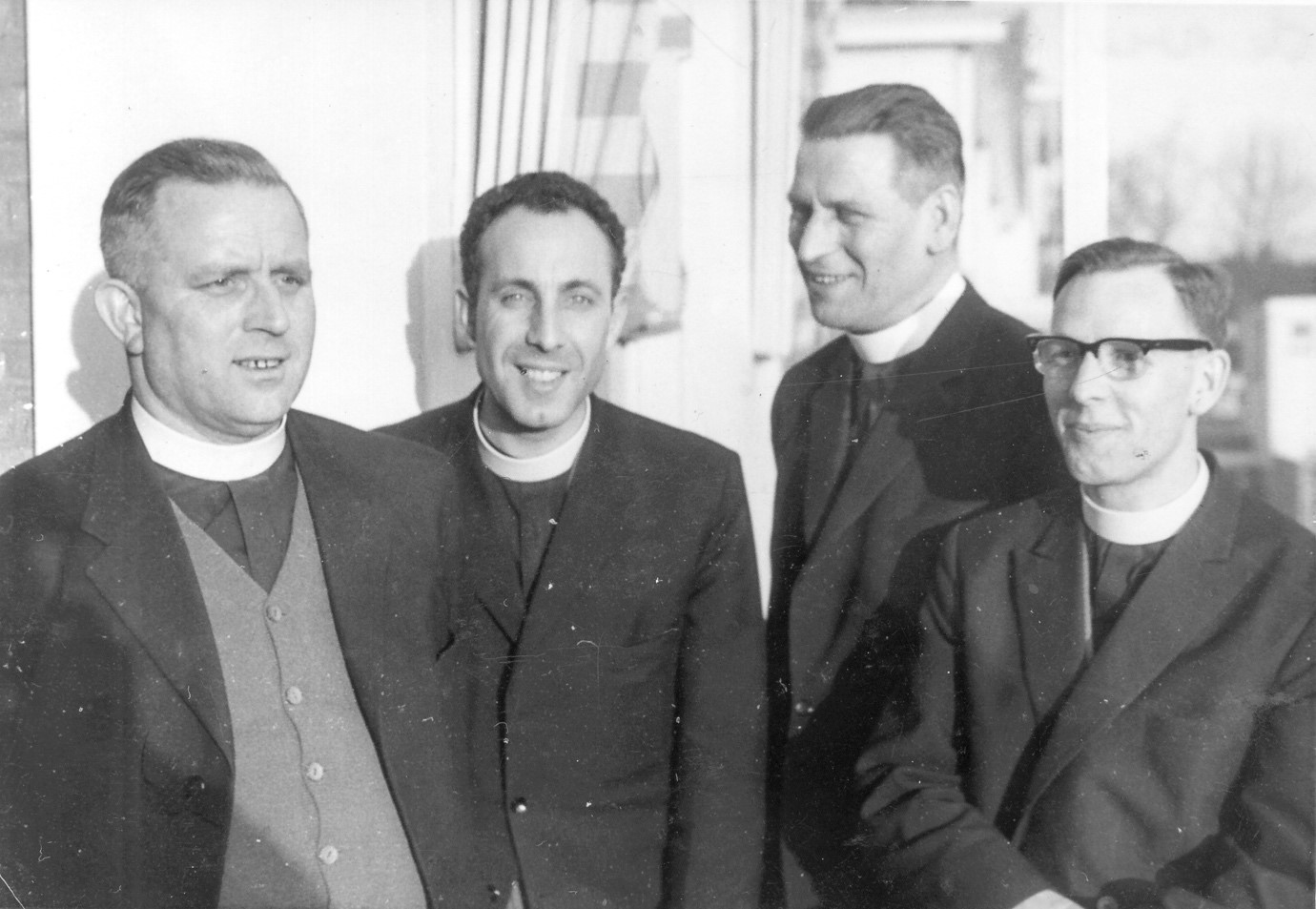 Broeders van internaat Dr. Edward Poppe, bij hun vertek naar de missie in Afrika in 1964. V.l.n.r. broeders Fulcranus, Stefanus, Megandius, Efrem. (Foto ingezonden door Huub Sanders)