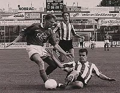Wedstrijd Helmond-EVV, 1994. Cobussen voorkomt met een sliding een doorbraak van Schippers. Fotograaf: T. van de Meulenhof. Foto: RHC Eindhoven, nr. 0005440.